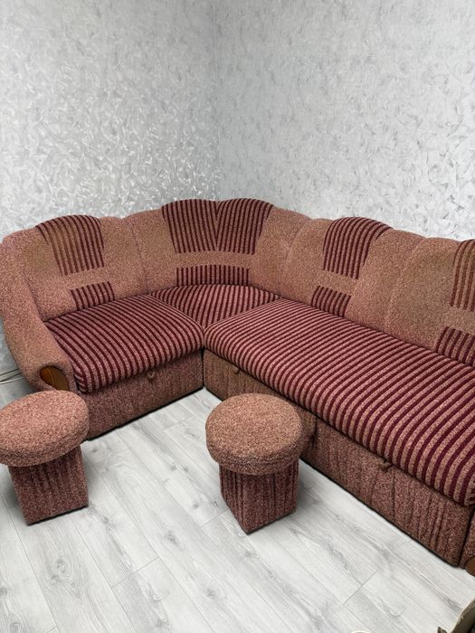 Диван з пуфами