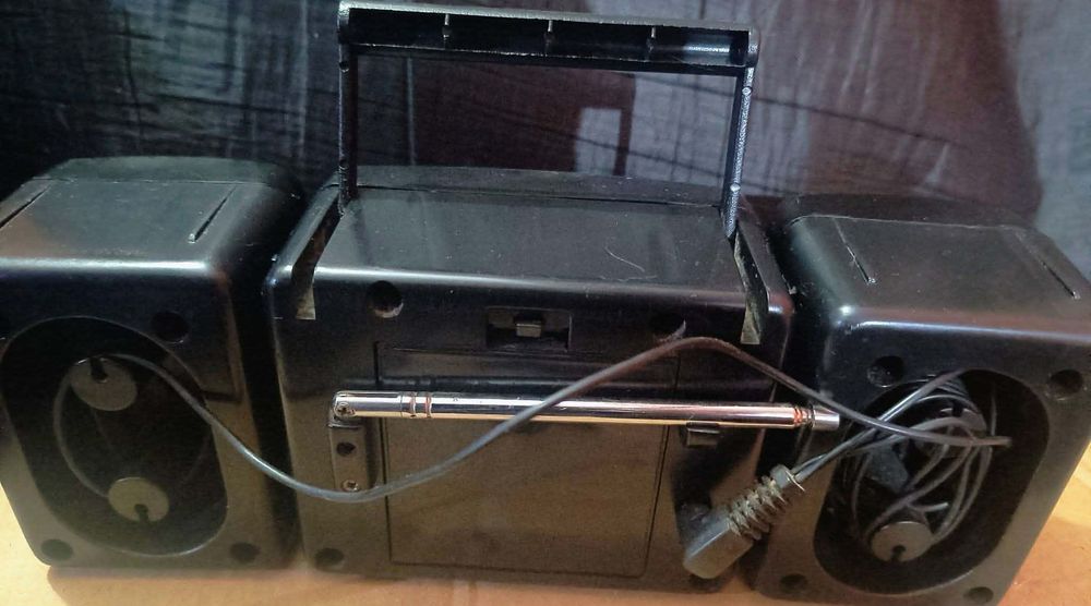 Mini-rádio e relógio a pilhas