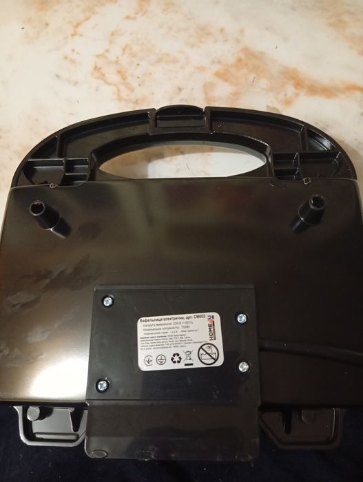 Электрическая вафельница HOME 4U.