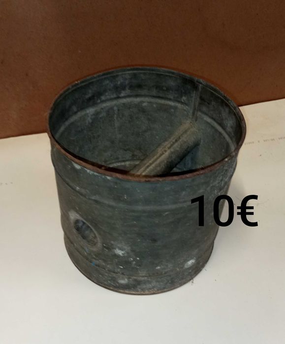 Várias ferramentas manuais e antigas