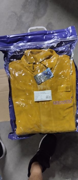 Casaco de couro com costas em tecido