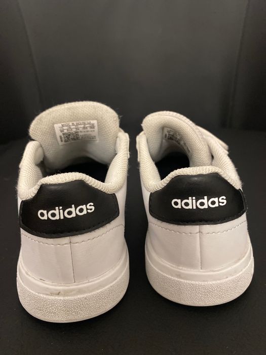 Ténis adidas em ótimo estado criança