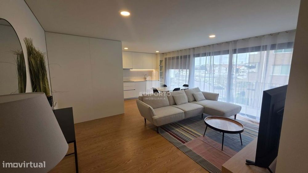 Apartamento T2 mobilado como novo com garagem e varanda – Coimbrões, V