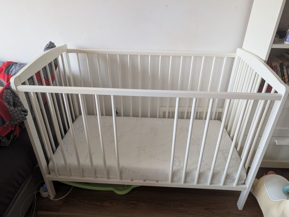 Łóżeczko dla dziecka z materacem