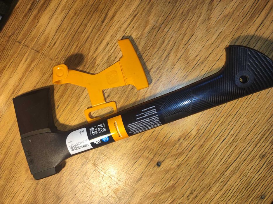 Siekiera Fiskars carpenter's axe small