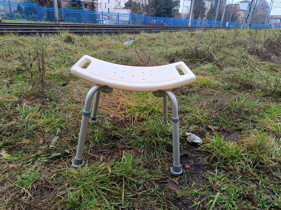 Taboret prysznicowy – Duschstuhl – stabilny, 100 kg

Oferuję taboret p