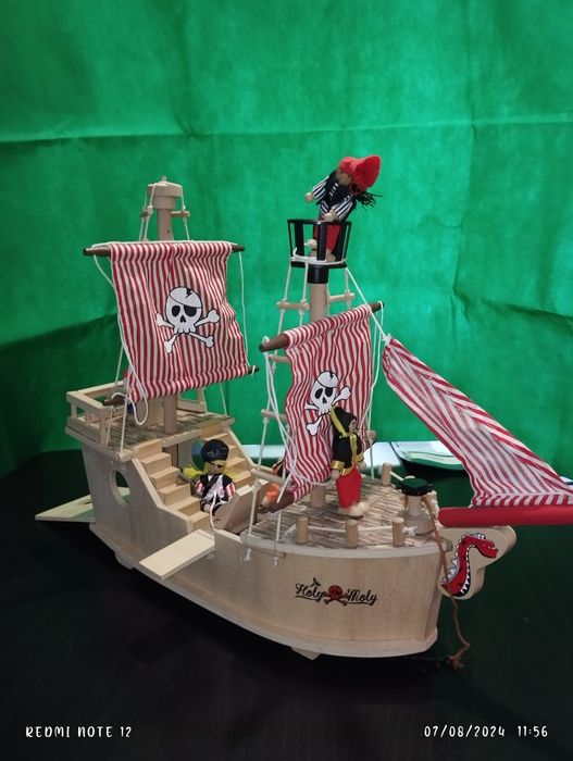 Barco de madeira para criança