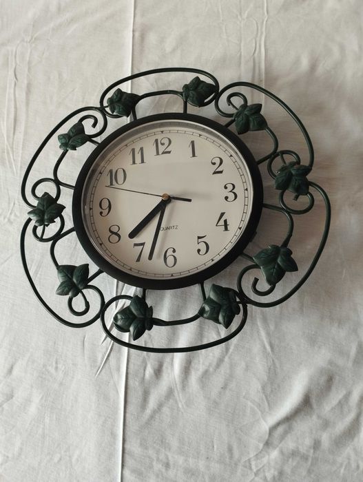 Relógio vintage de parede quartz com estrutura metálica