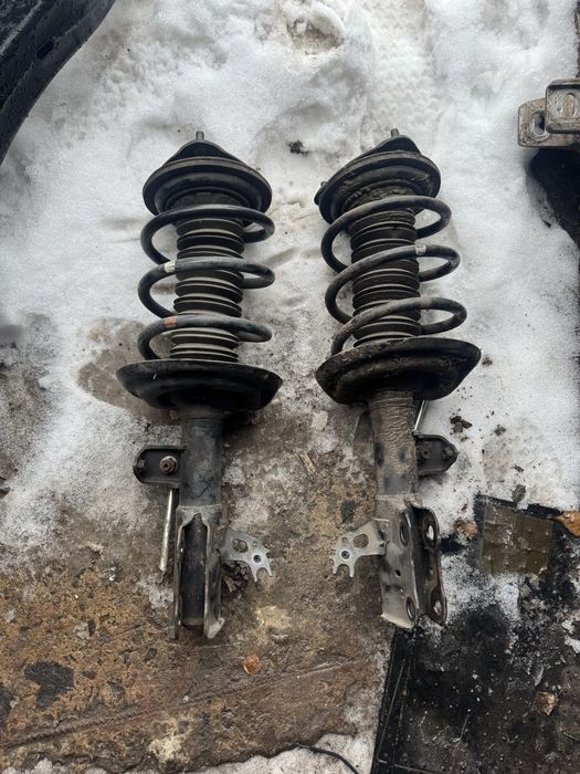 Передні стійки амортизатори тойота камрі 70