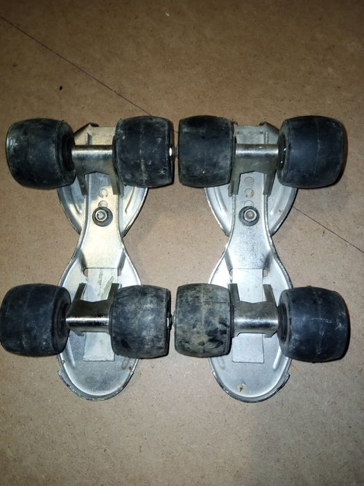 Спорт:Роликові ковзани радянського виробництва.