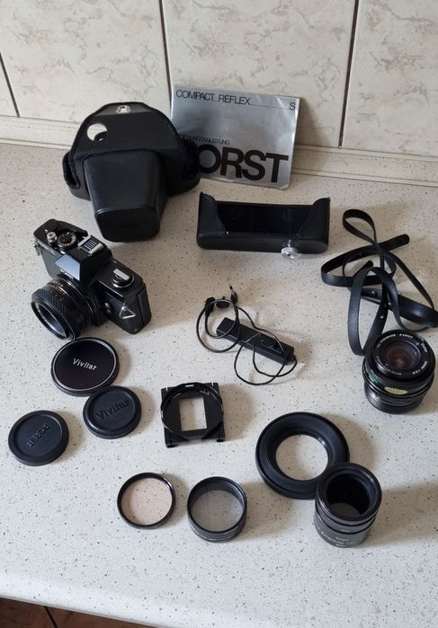 Sprzedam zestaw fotograficzny PORST Reflex S – aparat analogowy na film 35 mm wraz z obiektywami i akcesoriami.
