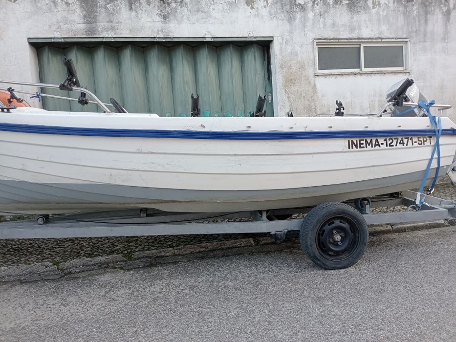 Barco de 5 metros com atrelado novo