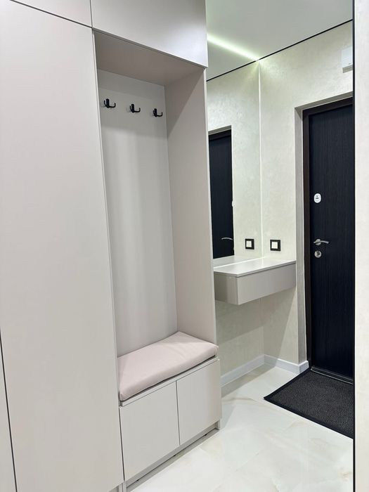 Сучасна стильна новенька квартирка