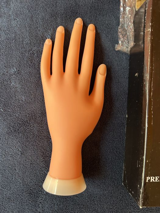 Mão de treino unhas.