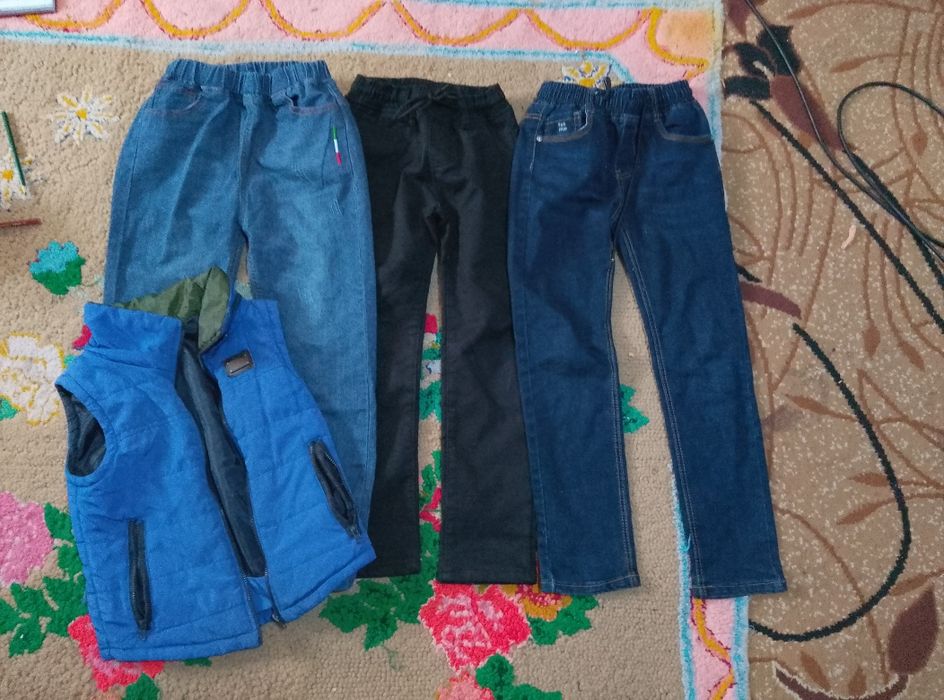 Джинсы, жилетка на мальчика