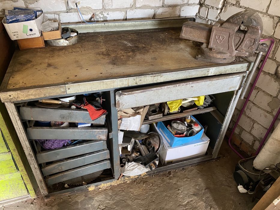 Міцний столярний стіл з шухлядами