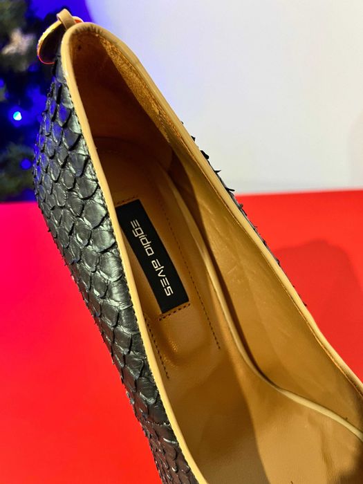 Sapatos altos cinza/dourado Egídio Alves