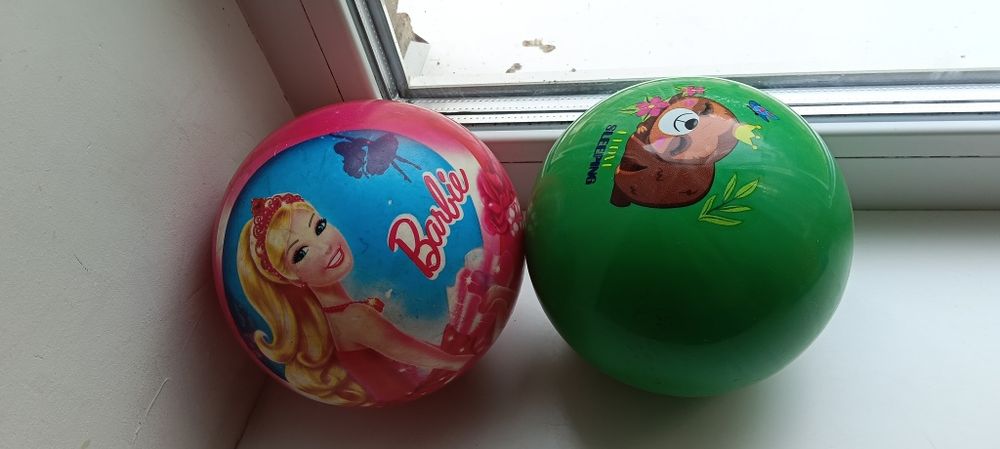 Мячи детские,насос с иголкой.