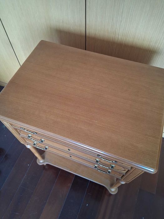 Móvel faqueiro em madeira de cerejeira com 3 gavetas