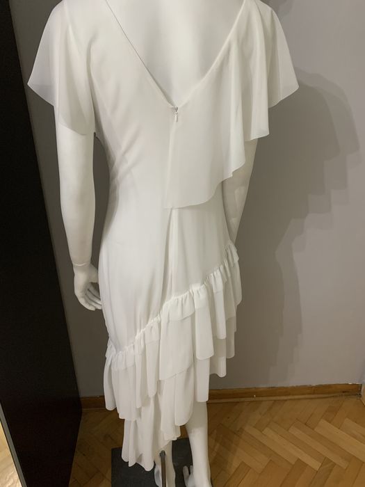 Biała sukienka z falbankami