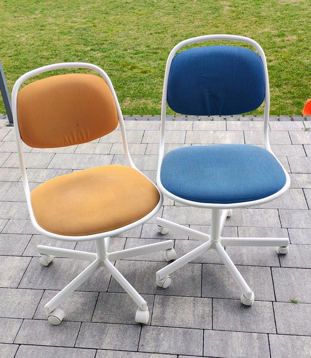 Dwa krzesła obrotowe