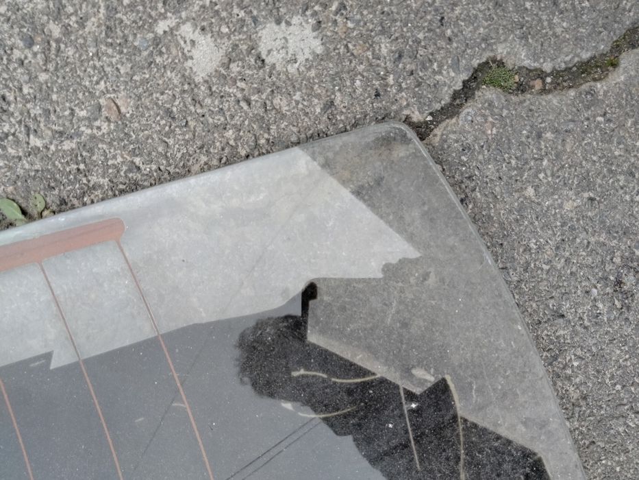 Заднее стекло автомобиля