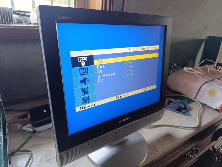 TV monitor LCD, a funcionar bem.