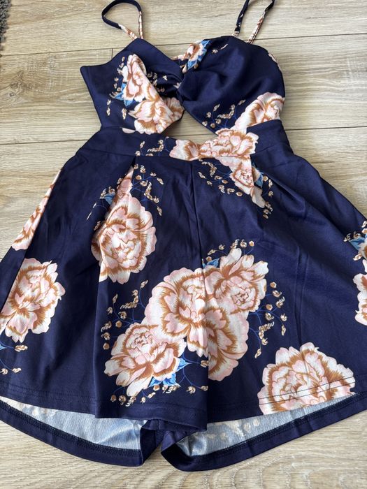 Krotki kombinezon w kwiaty