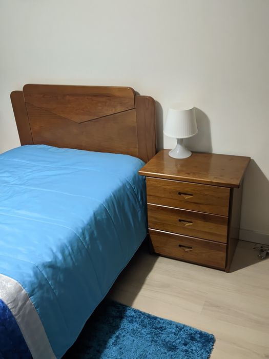 Cama solteiro + mesa de cabeceira