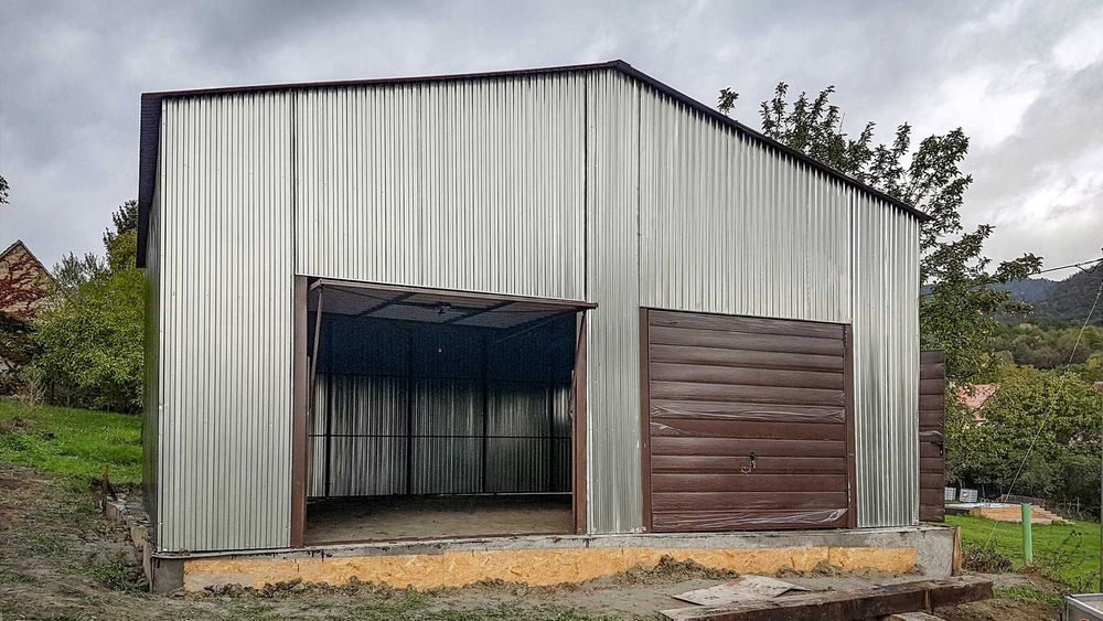Blaszana montowana hala 8x7m -ocynkowana/orzech