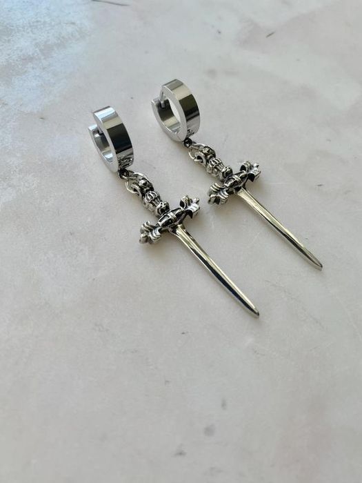 Сережки мечі клинки ножі лицар середньовіччя кольчуга