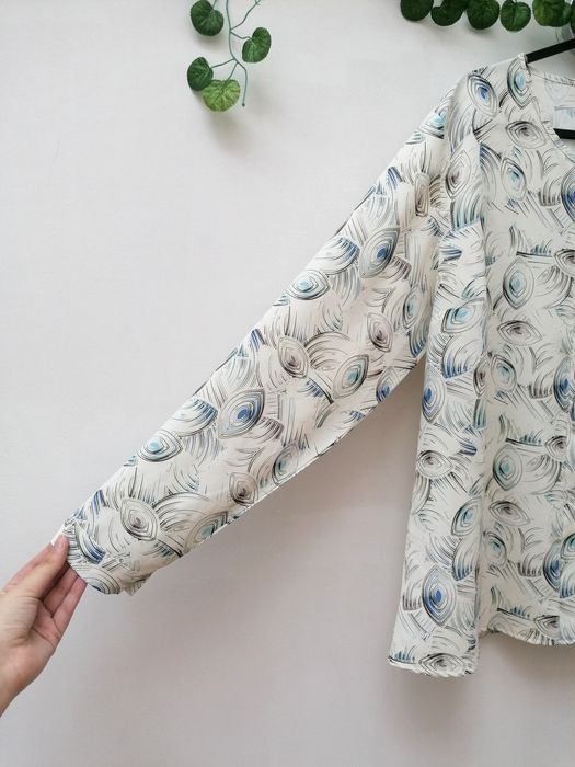 Blusa Creme com Padrão e Pormenores Azuis