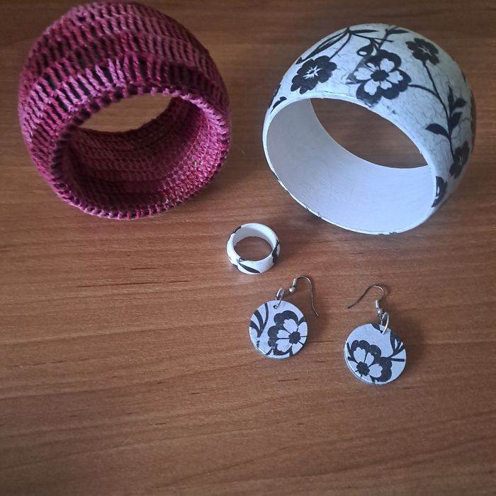 Za darmo - dwie bransoletki, pierscionek, kolczykik
