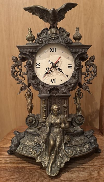 Piękny stojący zegar mosiężny