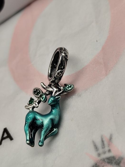 Pendente rena da Pandora brilha no escuro