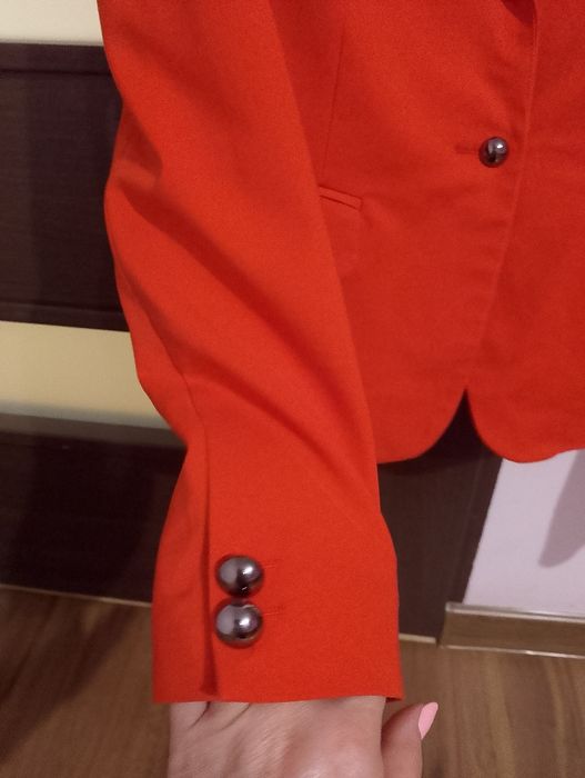 Elegancka, czerwona marynarka.