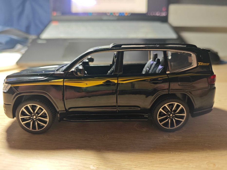 1/32 Miniatura Toyota Land Cruiser LC300