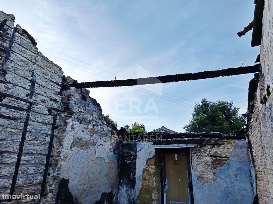 Moradia de pisos para reconstruir