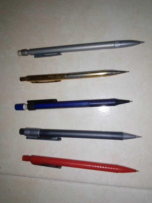 Lápis e lapiseiras com borracha antigos