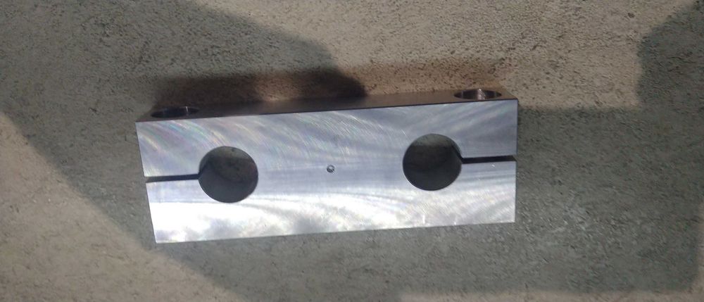 Zacisk SKF LEAS 25 A  B Jednostka wspornika wału.