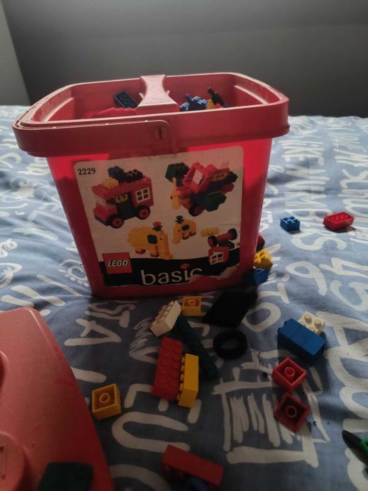 Mesa LEGO c/ banco + balde de peças LEGO