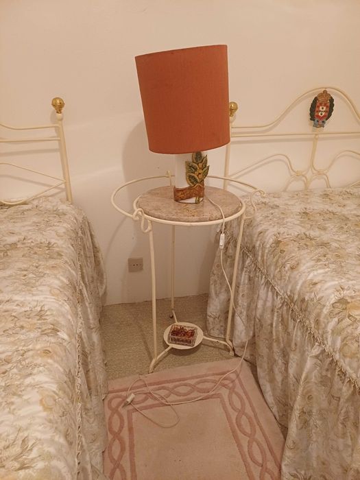 Mobília de quarto com duas camas de solteiro