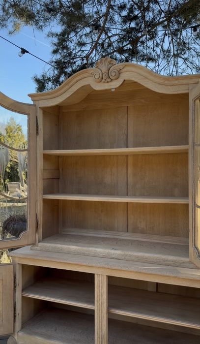 Ludwikowska witryna w stanie surowym