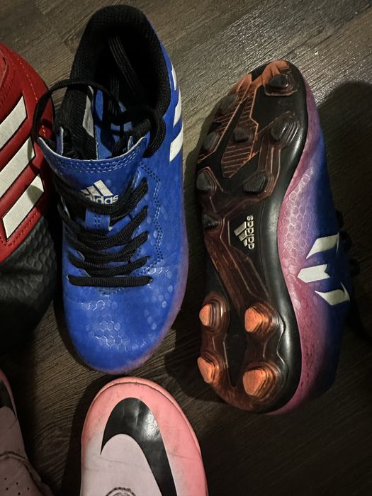 Футбольні бутси Різного розміру