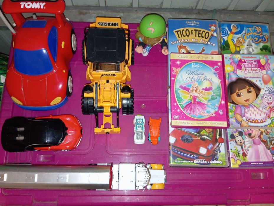 Lote de brinquedos para crianças e DVDs infantis