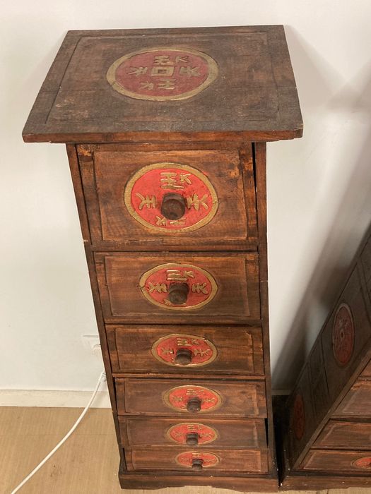 Armário em madeira com gavetas