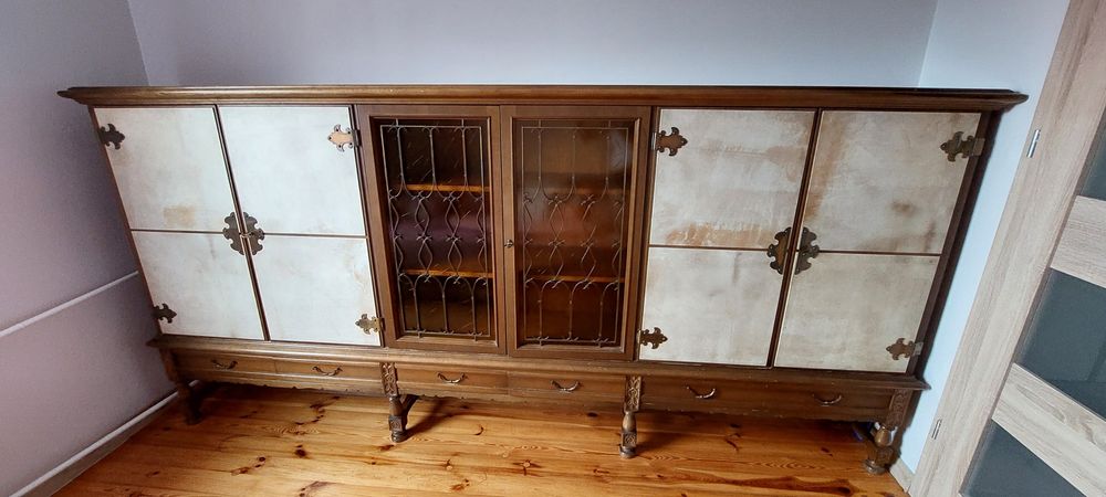 Stylowy kredens vintage z witryną. Drewno + szkło 
> Stylowy kredens v