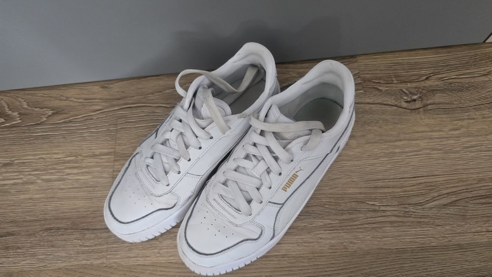 Białe buty PUMA.