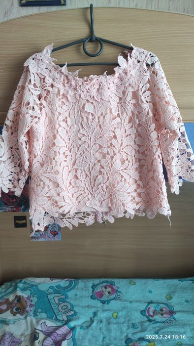 Продам блузку школьную.