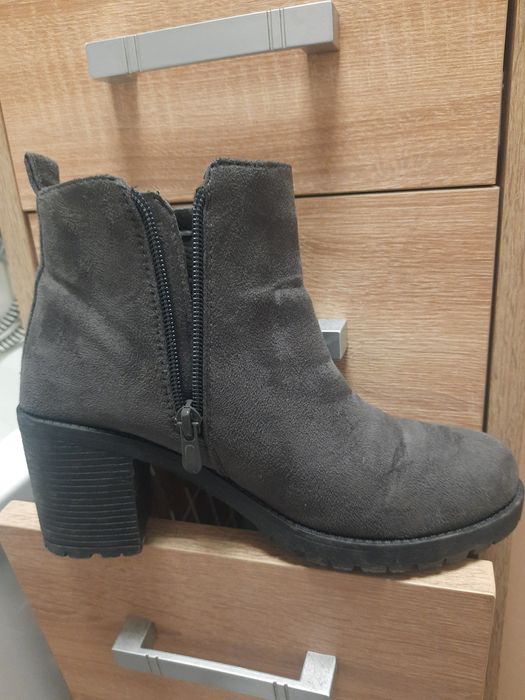 Botki na słupku szare roz.36